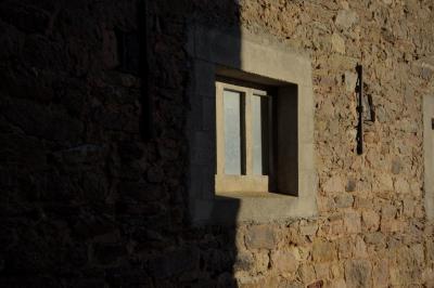 photograph “II.2015” par David Farreny — www.farreny.net — France, Occitanie, Aveyron, Rouergue, Olemps, hiver, winter, maison, house, fenêtre, window, soir, evening, verre, vitre, glass, lumière, light, ombre, shadow, pierre, stone, béton, concrete, métal, metal, mur, wall, dépression, depression