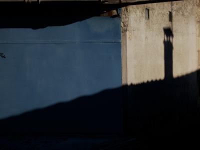 photograph “X.2017” par David Farreny — www.farreny.net — France, portail, gate, métal, metal, bleu, blue, mur, wall, ciment, cement, ombre, shadow, cheminée, chimney, automne, autumn, fall, maison, house, gouttière, gutter, plaque, plate, numéro, number, 26, Occitanie, Gascogne, Gers, Jegun