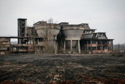 photograph “III.2010” par David Farreny — www.farreny.net — France, usine, factory, industrie, industry, délabrement, decay, abandon, abandoned, laverie, washing plant, citernes, tanks, châteaux d'eau, water towers, béton, concrete, énorme, huge, smashed, windows, fenêtres, brisées, vitres, escaliers, stairs, tour, tower, gravats, rubbles, arbres, trees, hiver, winter, vent, froid, cold, wind, terre, earth, soil, noir, black, boue, mud, Occitanie, Tarn, Blaye-les-Mines