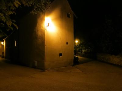 photograph “VIII.2013 — At night” par David Farreny — www.farreny.net — France, nuit, night, maison, lampadaires, lamps, lumières, lights, rue, street, feuillage, foliage, bitume, blacktop, asphalte, asphalt, fenêtres, windows, ouvertures, openings, arbres, trees, obscurité, darkness, noir, black, mur, wall, ombre, pénombre, voiture, car, Occitanie, Aveyron, Rouergue, Olemps