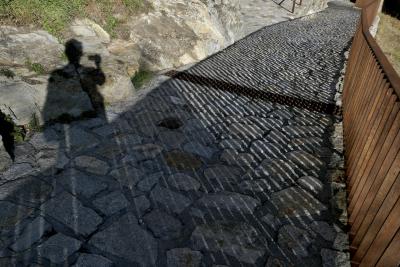 photograph “XI.2022 — Alive” par David Farreny — www.farreny.net — Andorre, Andorra, Canillo, chemin, path, pierres, stones, barrière, guardrail, métal, metal, rouille, rust, rusty, pente, slope, ombre, shadow, autoportrait, selfportrait, hachures, hatching, toujours vivant, still alive, lignes, lines