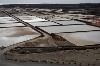 photograph “V.2016 — Lancerotte, 11” par David Farreny — www.farreny.net — Espagne, Spain, España, Canaries, Canary, Canarias, Lanzarote, Lancerotte, La Hoya, Las Salinas, salines, île, island, paysage, landscape, marin, seascape, saltworks, sel, salt, eau, water, bassins, ponds, pools, mer, sea, soir, evening, rivage, shore, chemin, path, rectangles, talus, bank, murets, low walls, horizon, océan, ocean