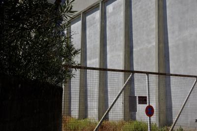 photograph “III.2021” par David Farreny — www.farreny.net — France, Occitanie, Gascogne, Gascony, Gers, Fleurance, usine, factory, entrepôt, warehouse, béton, concrete, colonnes, columns, portail, gate, grillage, fencing, panneau, sign, herbe, grass, arbre, tree, mur, wall