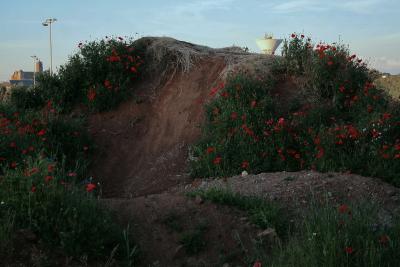 photograph “V.2011 — Crumpled crepes” par David Farreny — www.farreny.net — France, Occitanie, Aveyron, Rouergue, Olemps, tas, pile, terre, earth, butte, hillock, coquelicots, popes, rouge, red, herbe, grass, cathédrale, cathedral, Rodez, château d'eau, watertower, lampadaires, lamps, fleurs, flowers