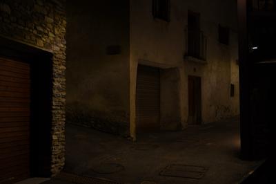 photograph “VII.2021 — At night” par David Farreny — www.farreny.net — Andorre, Andorra, Canillo, ville, city, bourgade, town, nuit, night, evening, soir, rue, street, maisons, houses, pierre, stone, ciment, cement, bitume, blacktop, asphalte, asphalt, lumière, light, pénombre, darkness, sombre, dark, garages, portails, gates, angle, coin, corner, porte, door, fenêtres, windows, balcon, balcony