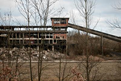 photograph “II.2010” par David Farreny — www.farreny.net — France, usine, factory, industrie, industry, délabrement, decay, abandon, abandoned, arbres, trees, laverie, washing plant, tags, rampe, ramp, slope, gravats, rubble, Occitanie, Tarn, Blaye-les-Mines