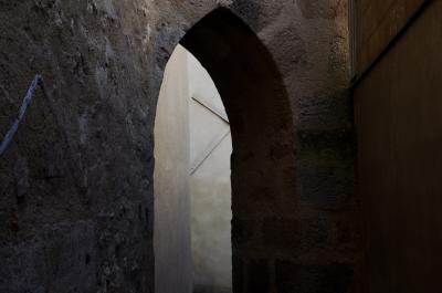 photograph “III.2014” par David Farreny — www.farreny.net — France, église, church, arc, arch, brisé, gothique, Gothic, passage, pierre, stone, ciment, cement, parpaings, breeze-blocks, croix, cross, murs, walls, lumière, light, contrefort, buttress, Occitanie, Aveyron, Rouergue, Rignac