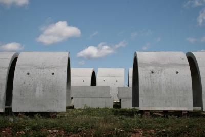 photograph “VI.2013” par David Farreny — www.farreny.net — France, Occitanie, Rouergue, Aveyron, Sébazac-Concourès, arcs, arches, archs, béton, concrete, cales, wedges, bois, wood, sol, soil, terre, earth, herbe, grass, nuages, clouds