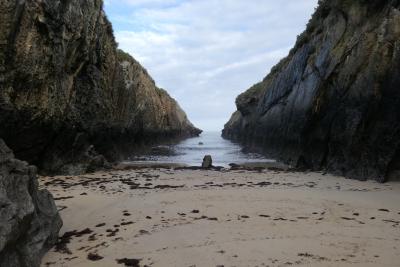 photograph “XII.2019” par David Farreny — www.farreny.net — Espagne, Spain, España, Asturies, Asturias, Villanueva, Llanes, plage, beach, playa del Canal, hiver, winter, roche, roc, rock, rochers, rocks, pierre, stone, sable, sand, entaille, groove, gash, couloir, corridor, passage, mer, sea, eau, water, océan, ocean, Atlantique, Atlantic, golfe de Gascogne, bay of Biscay, sombre, dark, vague, wave, désert, vide, empty, desert, ciel, sky, nuages, clouds