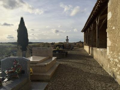 photograph “XI.2016 — Second choice” par David Farreny — www.farreny.net — France, Occitanie, Gascogne, Gascony, Gers, Jegun, Saint-Michel-de-Tremblade, cimetière, cemetery, chapelle, chapel, arbre, tree, cyprès, cypress, croix, crosses, pierre, stone, calcaire, limestone, beige, crépi, roughcast, gravier, gravel, tombes, tombs, ciel, sky, nuages, clouds, collines, hills, paysage, landscape, marbre, marble, fleurs, flowers, mort, death