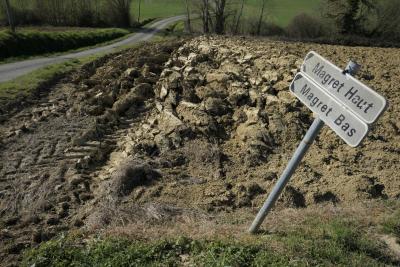 photograph “II.2019 — Multidimensional Gers” par David Farreny — www.farreny.net — France, Occitanie, Gascogne, Gascony, Gers, Biran, Magret haut, Magret bas, campagne, countryside, lieux-dits, place names, route, road, panneaux, sign, routiers, roadsigns, champ, field, terre, earth, sol, soil, métal, metal, arbres, trees, champs, fields