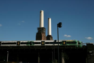 photograph “X.2010” par David Farreny — www.farreny.net — Royaume-Uni, United Kingdom, Angleterre, England, GB, UK, Londres, London, Battersea, Wandsworth, power station, Battersea power station, cheminées, chimneys, brique, brick, train, voie ferrée, railway, lampadaires, lamps, street lamps, pont, bridge, usine, factory, industrie, industry, ville, city, capitale, capital, échafaudages, scaffolding, nuages, clouds, ciel, sky