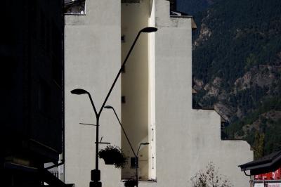 photograph “X.2021 — Pizza al teu gust” par David Farreny — www.farreny.net — Andorre, Andorra, La Massana, bâtiment, immeuble, building, béton, concrete, mur, wall, paroi, rue, street, lampadaires, lamps, métal, metal, pots, fleurs, flowers, plantes, plants, montagne, mountain, Pyrénées, Pyrenees, pizzeria, restaurant, Pizza al teu gust, Pizza à ton goût, Pizza to your liking, fenêtres, windows, arbres, trees