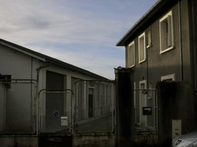 photograph “XII.2024 — Faces of home, 245” par David Farreny — www.farreny.net — France, Occitanie, Gascogne, Gascony, Gers, Auch, maison, house, portails, gates, métal, metal, portes, doors, fenêtres, windows, ciment, cement, garages, voiture, car, plaque, plate, numéro, number, 14 ter, volets, shutters, tuiles, tiles, boîtes à lettres, mailboxes, gouttière, drainpipe, cutter, câbles, cables, fils, wires, ciel, sky, hiver, winter, nuages, clouds, soir, evening, domicile, home