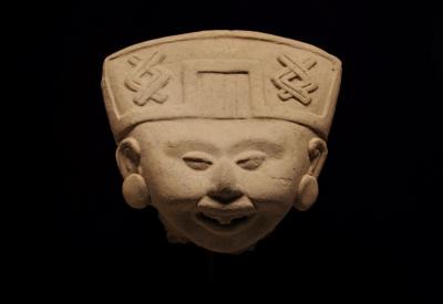 photograph “Head of a “Smiling” type statuette, Remojadas culture” par David Farreny — www.farreny.net — musée des Amériques, Auch, Gers, Gascogne, Gascony, Occitanie, France, sculpture, statue, statuette, Remojadas, souriante, smiling, sonrienta, sonrientes, tête, head, art, Central America, Amérique centrale, Mexique, Mexico