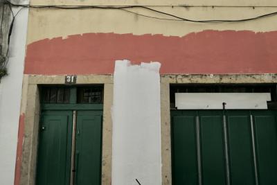 photograph “II.2020” par David Farreny — www.farreny.net — Portugal, Lisbonne, Lisboa, Lisbon, ville, city, capitale, capital, maison, house, porte, door, fenêtre, window, volets, shutters, bois, wood, mur, wall, peinture, paint, câbles, cables, fils, wires, plaque, plate, numéro, number, 31