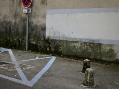 photograph “VI.2014 — Whatever” par David Farreny — www.farreny.net — France, Occitanie, Aveyron, Rouergue, Rodez, mur, wall, rue, street, plots, ciment, cement, panneau, sign, routier, roadsign, place, parking, space, peinture, paint, humidité, moisture, bitume, blacktop, asphalt, asphalte