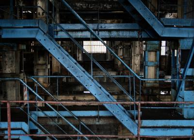 photograph “III.2010” par David Farreny — www.farreny.net — France, usine, factory, industrie, industry, délabrement, decay, abandon, abandoned, trémies, hoppers, escaliers, stairs, métal, metal, béton, concrete, danger, dangereux, dangerous, énorme, huge, Occitanie, Tarn, Blaye-les-Mines