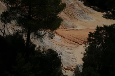 photograph “VIII.2011” par David Farreny — www.farreny.net — France, Vaucluse, Rustrel, Colorado provençal, ocre, ochre, carrière, quarry, sol, soil, earth, terre, trees, arbres, summer, été, branches, rocher, rock, pénombre, darkness, sombre, dark, Provence-Alpes-Côte d'Azur