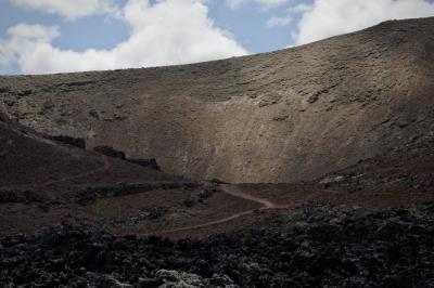 photograph “V.2016 — Lancerotte, 30” par David Farreny — www.farreny.net — Espagne, Spain, España, Canaries, Canary, Canarias, Lanzarote, Lancerotte, île, island, volcan, volcano, cratère, crater, Caldereta, lave, lava, roche, rock, chemin, path, crête, ridge, crest, nuages, clouds, Tinajo, montagne, mountain