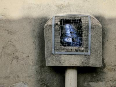 photograph “XI.2014” par David Farreny — www.farreny.net — France, mur, wall, trou, hole, gouttière, gutter, eau, water, reflet, reflection, grille, grillage, grate, métal, metal, ciment, cement, Occitanie, Aveyron, Rouergue, Rodez