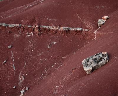 photograph “X.2009” par David Farreny — www.farreny.net — France, rochers, rocks, sol, ground, pente, raide, steep, slope, chute, fall, à peu près carré, squarish, triangle, carré français, Occitanie, Aveyron, Rouergue, Balsac