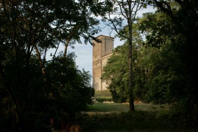 photograph “VIII.2012 — The castle without a master” par David Farreny — www.farreny.net — France, Occitanie, Gers, Gascogne, Lomagne, Plieux, château, castle, médiéval, medieval, Moyen Âge, Middle Ages, tour, tower, Sainte-Mère, gascon, pierre, stone, arbres, trees, parc, park