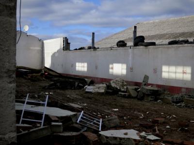 photograph “XI.2014” par David Farreny — www.farreny.net — France, chantier, démolition, demolition, site, mur, wall, fenêtres, windows, soleil, sun, parabole, satellite, dish, antenne, antenna, gravats, rubble, béton, concrete, pneus, tires, tyres, nuages, clouds, lumière, light, numéros, nombres, numbers, digits, toit, roof, tôle ondulée, corrugated iron, métal, metal, parpaings, breeze-blocks, Occitanie, Aveyron, Rouergue, Rodez