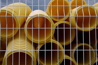 photograph “VI.2005” par David Farreny — www.farreny.net — France, Occitanie, Aveyron, Rouergue, Onet-le-Château, métal, metal, tubes, plastique, plastic, clôture, fence, jaune, yellow, tas, heap, pile