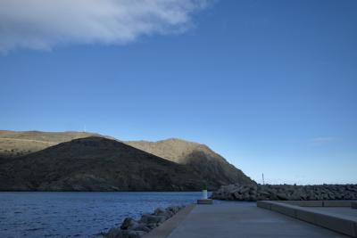 photograph “I.2022” par David Farreny — www.farreny.net — Espagne, España, Espanya, Spain, Catalogne, Cataluña, Catalunya, Gérone, Girona, Gerona, Alt Empordà, Portbou, port, harbour, harbor, hiver, winter, vide, empty, emptiness, mer, sea, Méditerranée, Mediterranean, montagnes, mountains, béton, concrete, quai, wharf, eau, water, nuage, cloud, ciel, sky, ombre, shadow