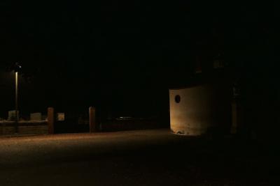 photograph “XI.2024 — At night” par David Farreny — www.farreny.net — France, Occitanie, Haute-Garonne, Bérat, nuit, night, soir, evening, cimetière, cemetery, église, church, absidiole, apse chapel, lampadaire, lamp, lumière, light, portail, gate, tombes, tombs, pénombre, darkness, sombre, dark