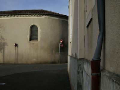 photograph “XII.2024” par David Farreny — www.farreny.net — France, Occitanie, Gascogne, Gascony, Gers, Auch, église, church, chapelle, chapel, toit, roof, génoises, fenêtre, window, vitrail, stained glass, panneaux, signs, routiers, roadsigns, drainpipe, gouttière, métal, metal, rue, street, trottoir, pavement, ombre, shadow, arbre, tree, mur, wall, crépi, roughcast, pierre, stone, stop, sens interdit, one way, câble, cable, fil, wire