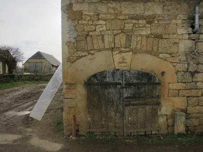 photograph “I.2014” par David Farreny — www.farreny.net — France, Occitanie, Rouergue, Aveyron, Rodelle, Lanhac, Lagnac, grange, barn, pierre, stone, bâtiment, building, gouttière, drainpipe, métal, metal, portail, gate, bois, wood, vieux, old, angle, corner, coin, ferme, farm, boue, mud, hiver, winter, bande, bandeau, strip, plastique, plastic, vent, wind, tuyau, pipe, arbre, tree, ardoises, slate, toit, roof, muret, low wall, chemin, path