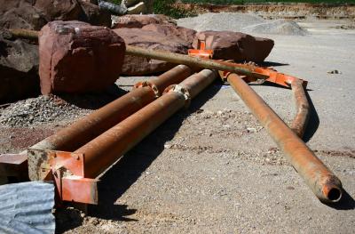 photograph “IV.2006” par David Farreny — www.farreny.net — France, carrière, quarry, roche, rock, tuyaux, pipes, métal, metal, rochers, rocks, angle, coude, bend, trou, hole, gravier, gravel, tas, heap, pile, Occitanie, Aveyron, Rouergue, Balsac, Capdenaguet