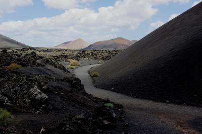 photograph “V.2016 — Lancerotte, 18” par David Farreny — www.farreny.net — Espagne, Spain, España, Canaries, Canary, Canarias, Lanzarote, Lancerotte, île, island, volcans, volcanoes, Taús, paysage, landscape, montagnes, mountains, bitume, blacktop, asphalte, asphalt, noir, black, chemin, path, route, road, rochers, rocks, lave, lava, nuages, clouds