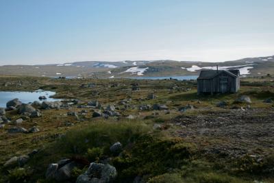 photograph “VII.2012 — Run away to the North, 49” par David Farreny — www.farreny.net — Norvège, Norway, Norge, Hardangervidda, Buskerud, Fagerheim, Halne, plateau, paysage, landscape, rochers, rocks, pierre, stone, collines, hills, neige, snow, herbe, grass, vide, emptiness, empty, montagne, mountain, lacs, lakes, eau, water, maison, house, bois, wood, hytte, hutte, cheminée, chimney