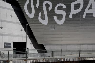 photograph “X.2021” par David Farreny — www.farreny.net — Andorre, Andorra, Escaldes-Engordany, ville, city, bâtiment, building, immeuble, béton, concrete, métal, metal, slogan, caractères, characters, lettres, letters, SSSPA, Caldea, lampadaire, lamp, porte, door, panneau, sign, Sperruquers, rambarde, guardrail, planches, planks, verre, glass, vitre, architecture, laid, ugly, laideur, ugliness