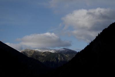 photograph “V.2023” par David Farreny — www.farreny.net — Andorre, Andorra, Canillo, Pyrénées, Pyrenees, montagnes, mountains, paysage, landscape, nuages, clouds, ciel, sky, neige, snow, arbres, trees, ombre, shadow, pénombre, darkness, sombre, dark