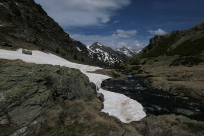 photograph “VI.2018” par David Farreny — www.farreny.net — Andorre, Andorra, Tristaina, Tristagne, cirque, circ, Ordino, Pyrénées, Pyrenees, montagnes, mountains, herbe, grass, rochers, rocks, sommets, peaks, neige, snow, névés, patches, nuages, clouds, ciel, sky, paysage, landscape