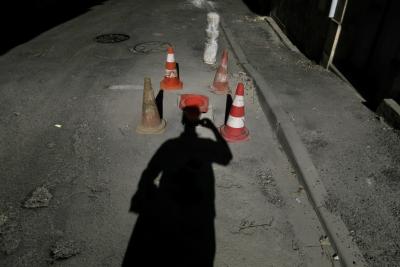 photograph “X.2015 — King of cones” par David Farreny — www.farreny.net — France, Occitanie, Gascogne, Gascony, Gers, Auch, rue, street, bitume, blacktop, asphalte, asphalt, trottoir, pavement, chantier, works, cônes, construction, cones, plastique, plastic, rouge, red, blanc, white, ombre, shadow, photographe, photographer, couronne, crown, roi, king