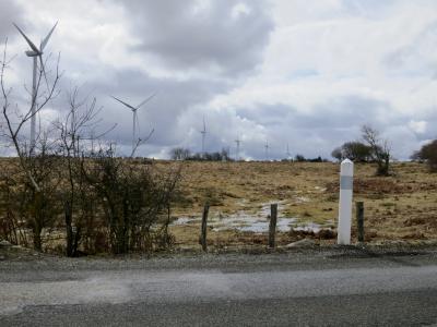 photograph “III.2013” par David Farreny — www.farreny.net — France, campagne, countryside, hiver, winter, prairie, meadow, arbres, trees, éoliennes, windmills, windpumps, vent, wind, métal, metal, nuages, clouds, herbe, grass, clôture, fence, piquets, posts, stakes, bois, wood, paysage, landscape, Occitanie, Rouergue, Aveyron, Salles-Curan