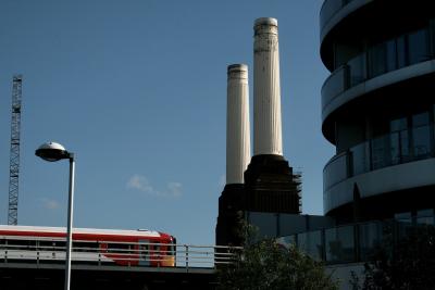 photograph “X.2010 — Battersea hunt, 1” par David Farreny — www.farreny.net — Royaume-Uni, United Kingdom, Angleterre, England, GB, UK, Londres, London, Battersea, Wandsworth, power station, Battersea power station, cheminées, chimneys, brique, brick, train, voie ferrée, railway, lampadaire, réverbère, lamp, street lamp, immeuble, building, balcons, balconies, terrasse, terrace, parasol, sunshade, arbres, trees, pont, bridge, usine, factory, industrie, industry, ville, city, Grosvenor bridge, rambarde, guardrail, échafaudages, scaffolding