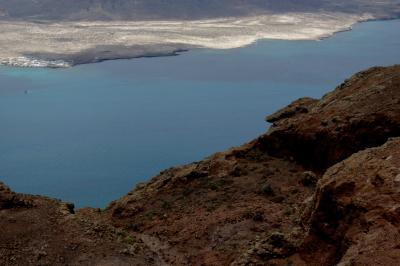 photograph “V.2016 — Lancerotte, 57” par David Farreny — www.farreny.net — Espagne, España, Spain, Canaries, Canarias, Canary, Lanzarote, Lancerotte, île, island, Haría, La Graciosa, Mirador del Río, mer, sea, océan, ocean, Atlantique, Atlantic, eau, water, paysage, landscape, marin, seascape, sol, soil, rivage, shore, bateau, boat, village, chenal, channel