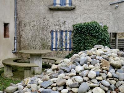 photograph “I.2013 — Faces of home, 248” par David Farreny — www.farreny.net — France, Occitanie, Aveyron, Rouergue, Cabanès, maison, house, village, ciment, cement, mur, wall, paroi, brique, fenêtres, windows, volets, shutters, bois, wood, bandes, stripes, bleu, blanc, blue, white, table, ronde, round, bancs, penchés, gouttière, drainpipe, lampe, lamp, galets, pebbles, rochers, rocks, tas, pile, heap, herbe, grass, crépi, roughcast, haie, hedge, arbuste, shrub, branches, piliers, pillars, marches, steps, escalier, staircase, pierres, stones, métal, metal, domicile, home